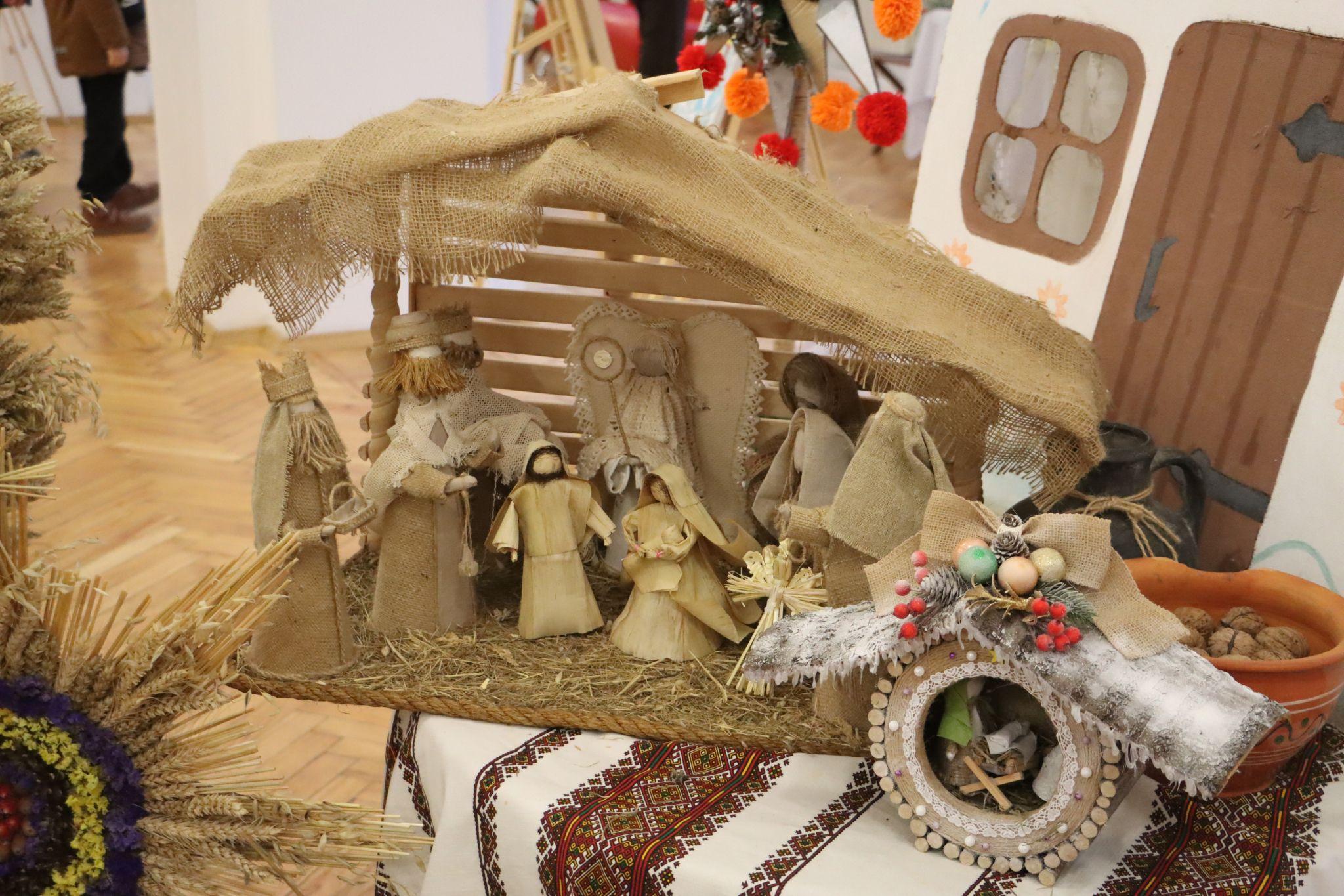 Новини Тернополя - фото з Шопки, прикраси та різдвяна атрибутика: в Українському домі діє виставка дитячих робіт