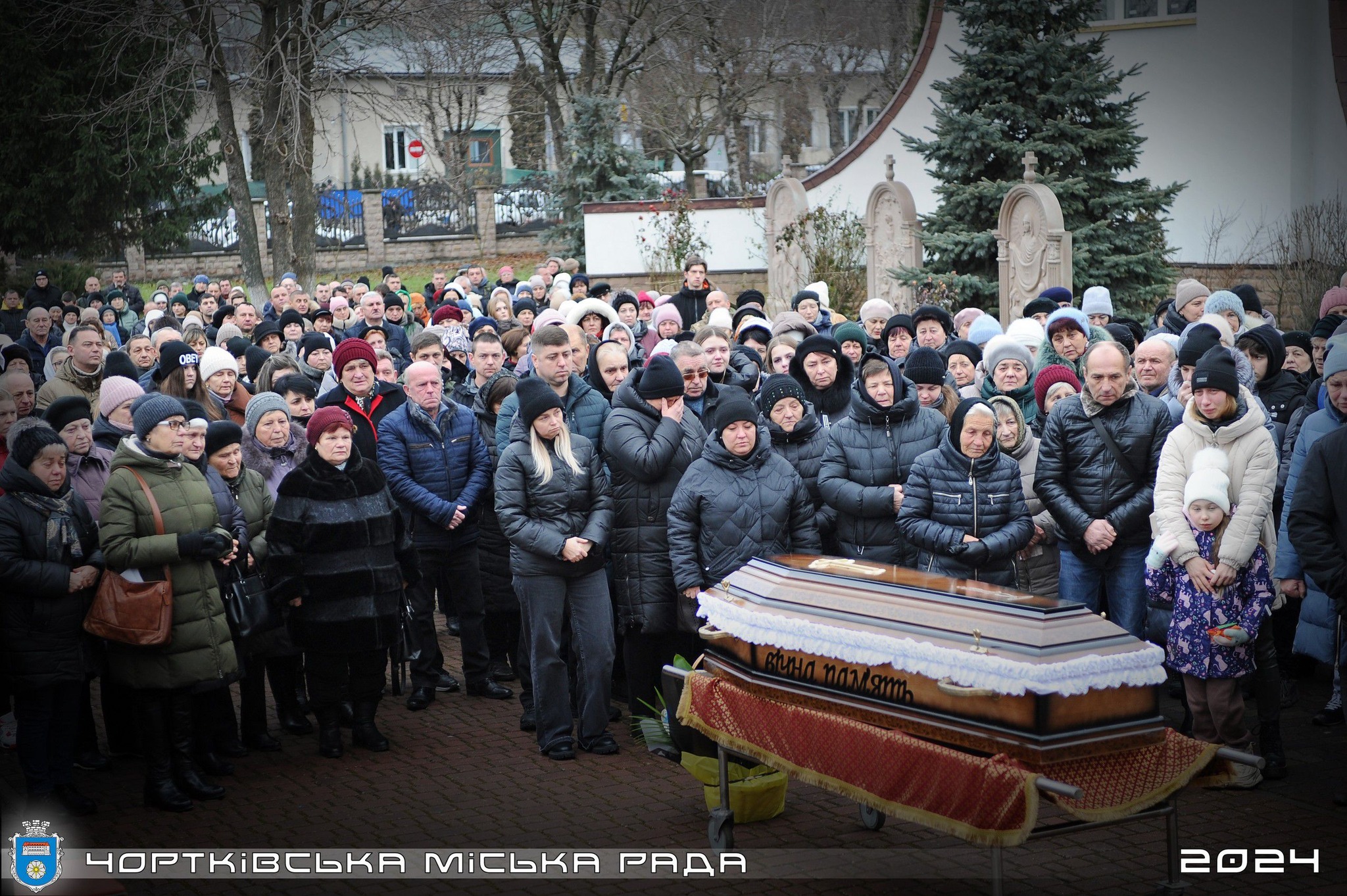 На зображенні може бути: одна або кілька осіб та текст