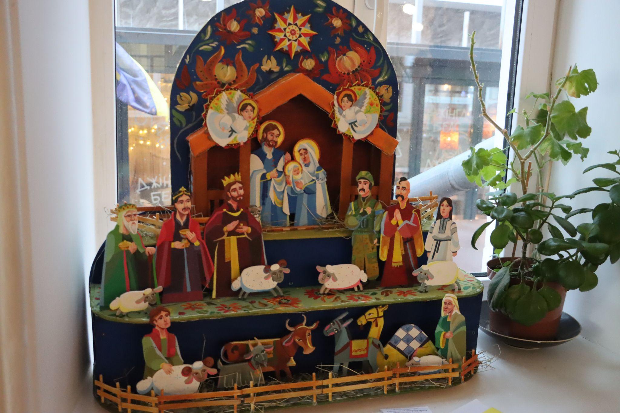 Новини Тернополя - фото з Шопки, прикраси та різдвяна атрибутика: в Українському домі діє виставка дитячих робіт