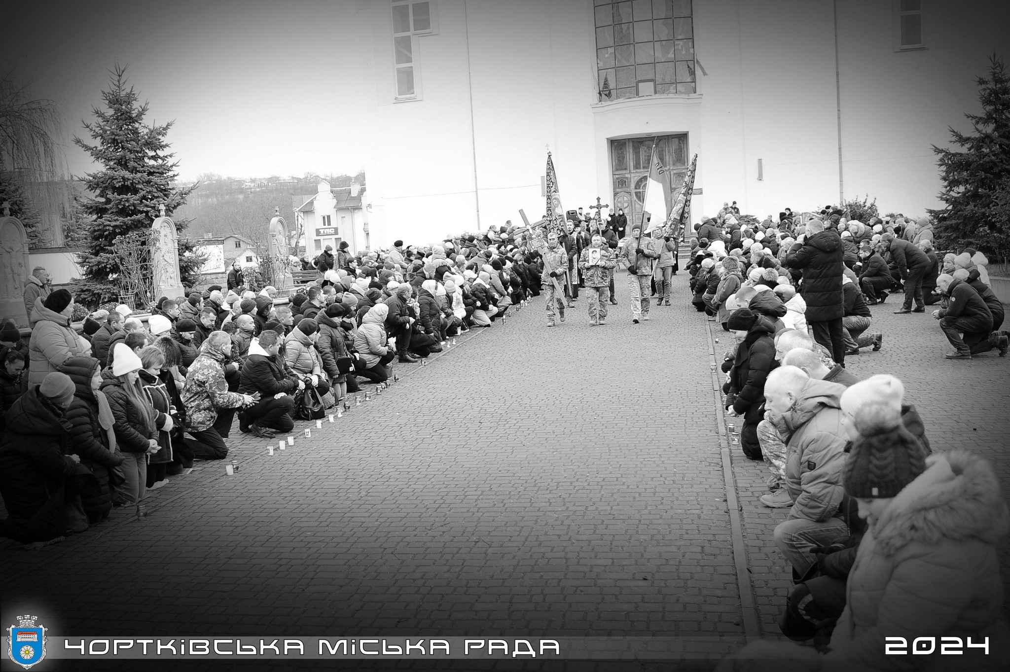 Можливо, це чорно-біле зображення одна або кілька осіб, пам’ятник, натовп та текст