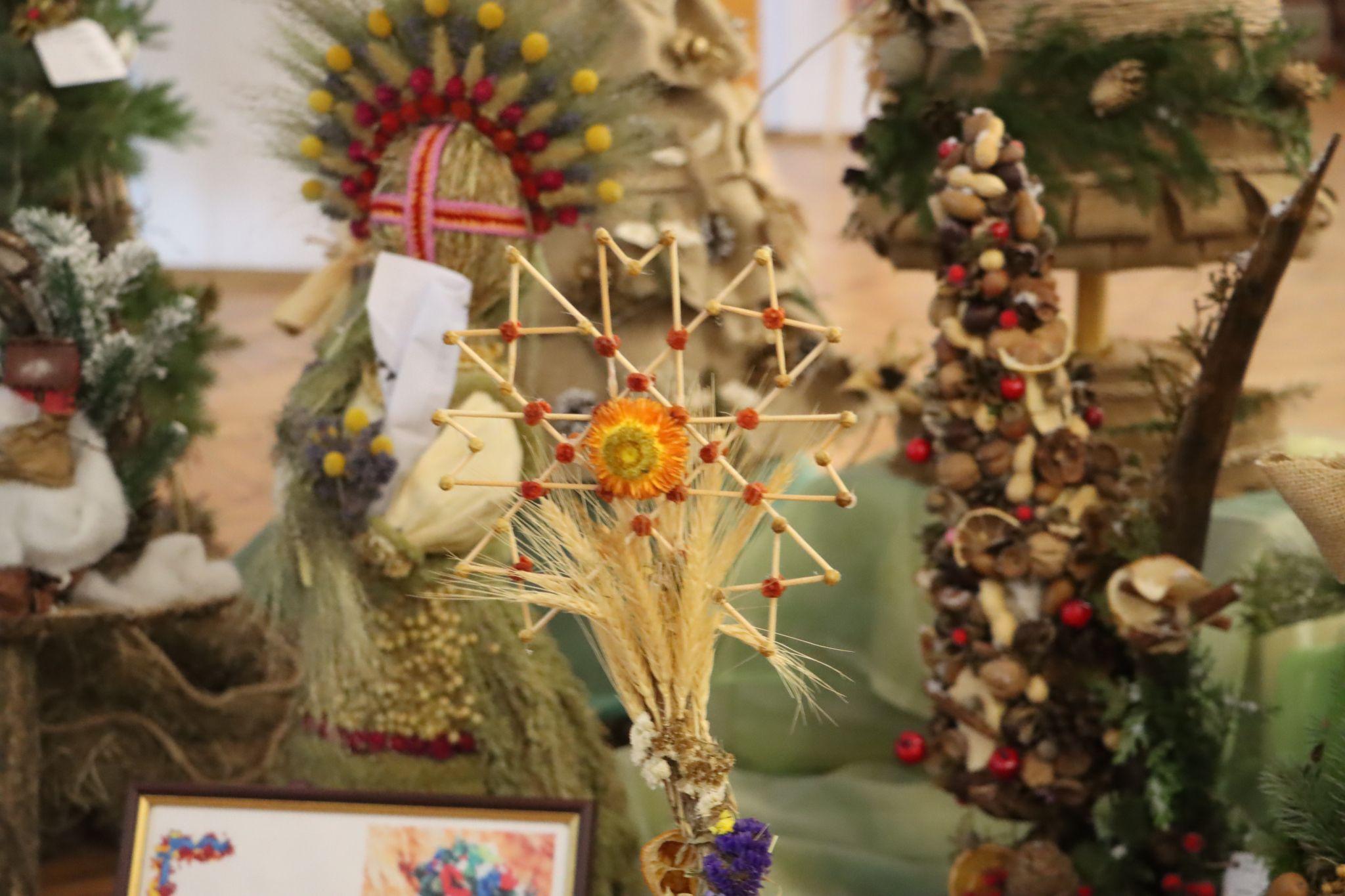 Новини Тернополя - фото з Шопки, прикраси та різдвяна атрибутика: в Українському домі діє виставка дитячих робіт