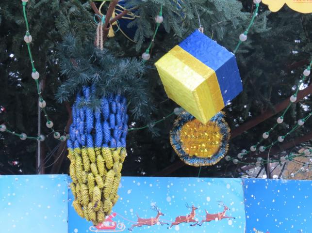 Новини Тернополя - фото з Прикраси виготовили діти: який вигляд мають іграшки на головній ялинці Тернополя