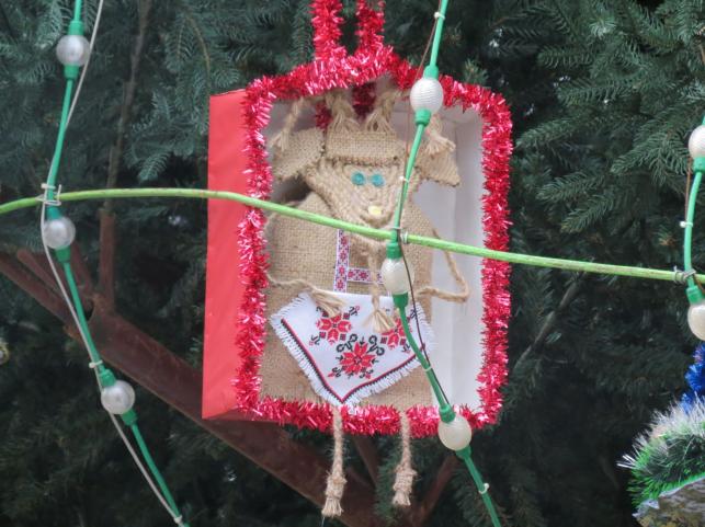 Новини Тернополя - фото з Прикраси виготовили діти: який вигляд мають іграшки на головній ялинці Тернополя