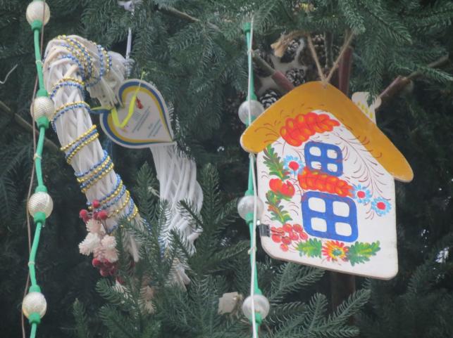 Новини Тернополя - фото з Прикраси виготовили діти: який вигляд мають іграшки на головній ялинці Тернополя