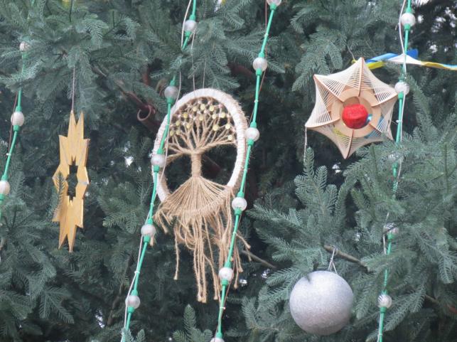 Новини Тернополя - фото з Прикраси виготовили діти: який вигляд мають іграшки на головній ялинці Тернополя