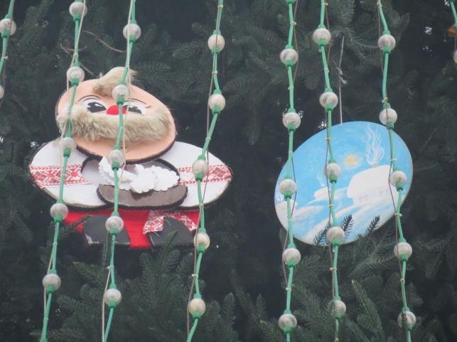 Новини Тернополя - фото з Прикраси виготовили діти: який вигляд мають іграшки на головній ялинці Тернополя