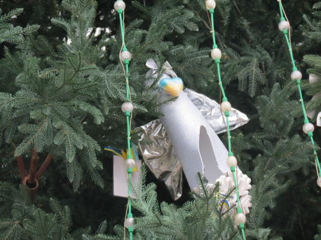 Новини Тернополя - фото з Прикраси виготовили діти: який вигляд мають іграшки на головній ялинці Тернополя