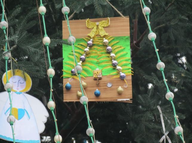 Новини Тернополя - фото з Прикраси виготовили діти: який вигляд мають іграшки на головній ялинці Тернополя