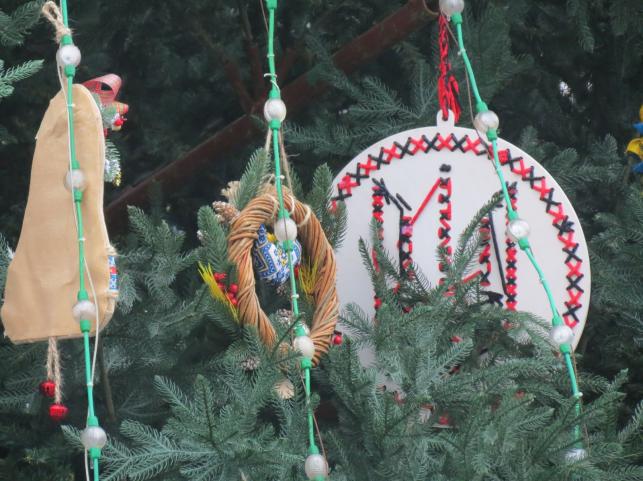 Новини Тернополя - фото з Прикраси виготовили діти: який вигляд мають іграшки на головній ялинці Тернополя