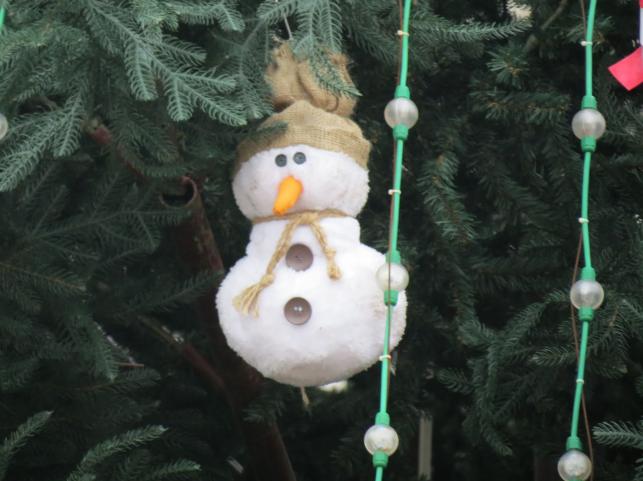 Новини Тернополя - фото з Прикраси виготовили діти: який вигляд мають іграшки на головній ялинці Тернополя