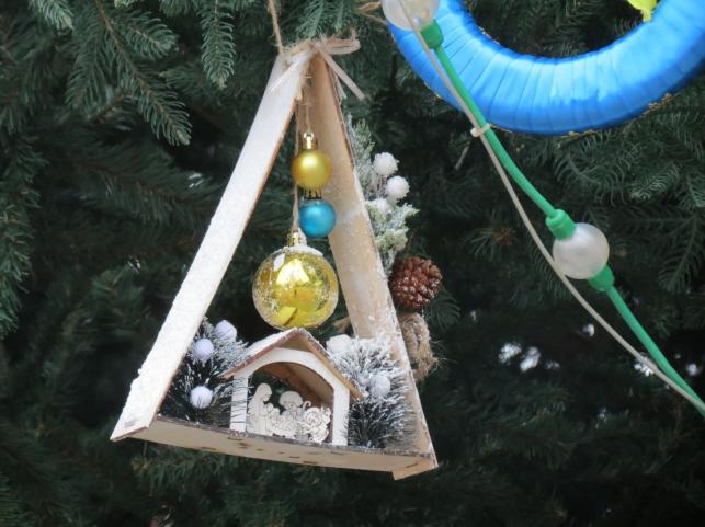 Новини Тернополя - фото з Прикраси виготовили діти: який вигляд мають іграшки на головній ялинці Тернополя