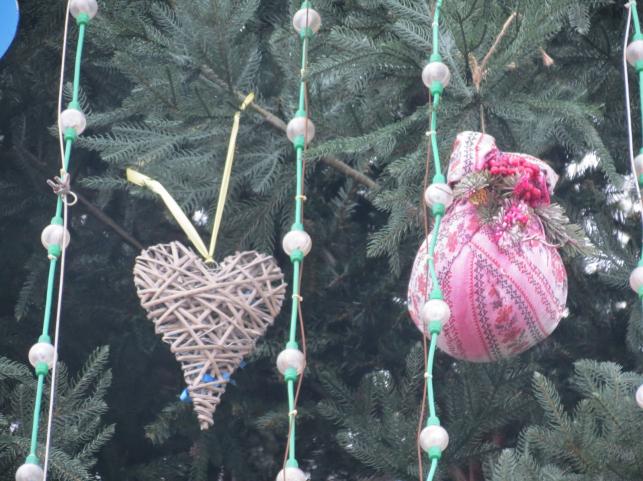 Новини Тернополя - фото з Прикраси виготовили діти: який вигляд мають іграшки на головній ялинці Тернополя