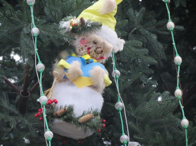 Новини Тернополя - фото з Прикраси виготовили діти: який вигляд мають іграшки на головній ялинці Тернополя