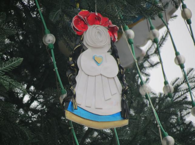 Новини Тернополя - фото з Прикраси виготовили діти: який вигляд мають іграшки на головній ялинці Тернополя