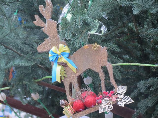 Новини Тернополя - фото з Прикраси виготовили діти: який вигляд мають іграшки на головній ялинці Тернополя