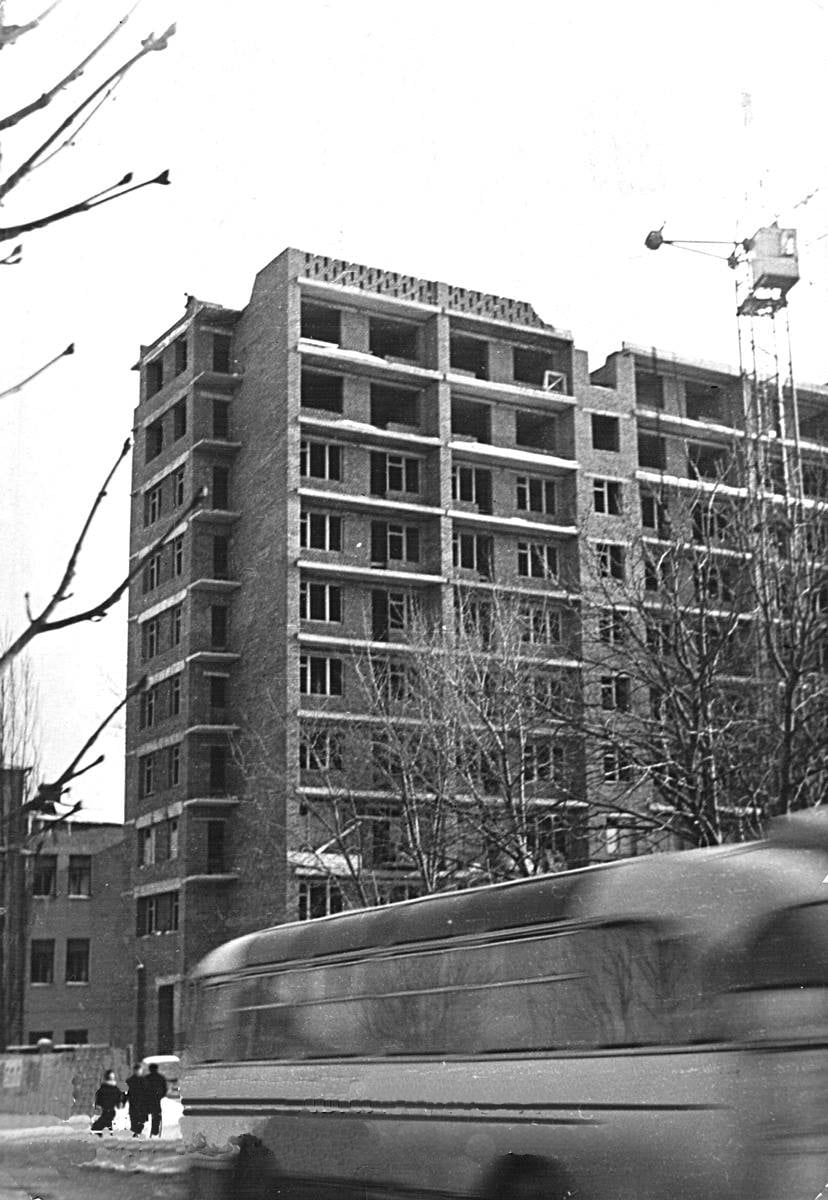 Новини Хмельницького - фото з Січень в Хмельницькому: що відбувалося в місті в різні роки Возможно, это черно-белое изображение (3 человека, вагонетка и улица)