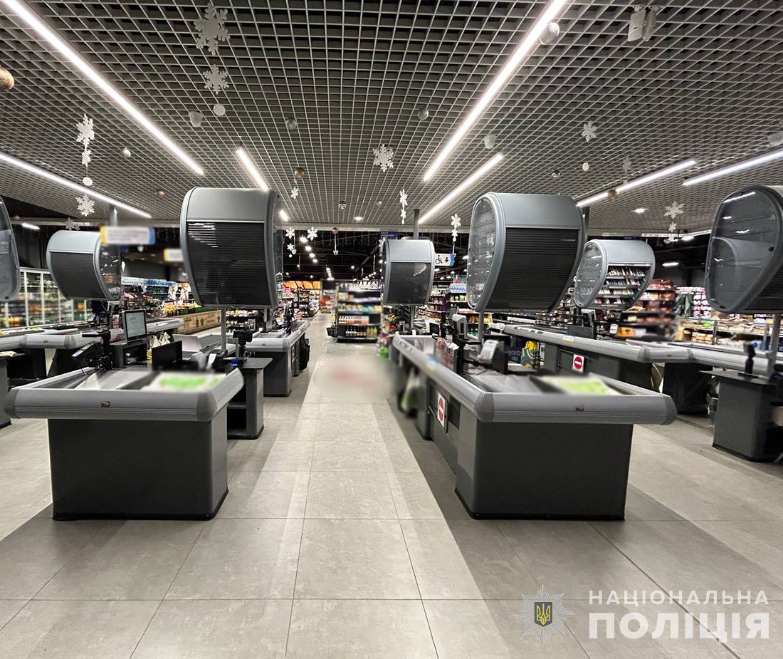 Новини Житомира - фото з У житомирському супермаркеті сталася бійка - в ході конфлікту один з чоловіків наніс другому ножові поранення бійка в житомирському супермаркеті: поліцейські затримали причетного до поранення містянина