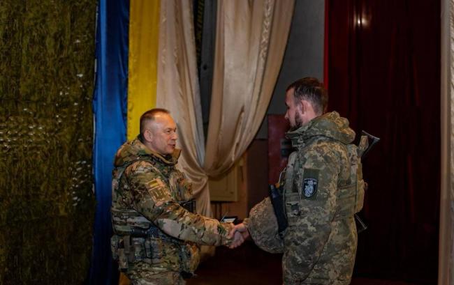 Новини Вінниці - фото з «Золотий Хрест» з рук Сирського: високу нагороду отримав молодший сержант Вадим Гонтарук