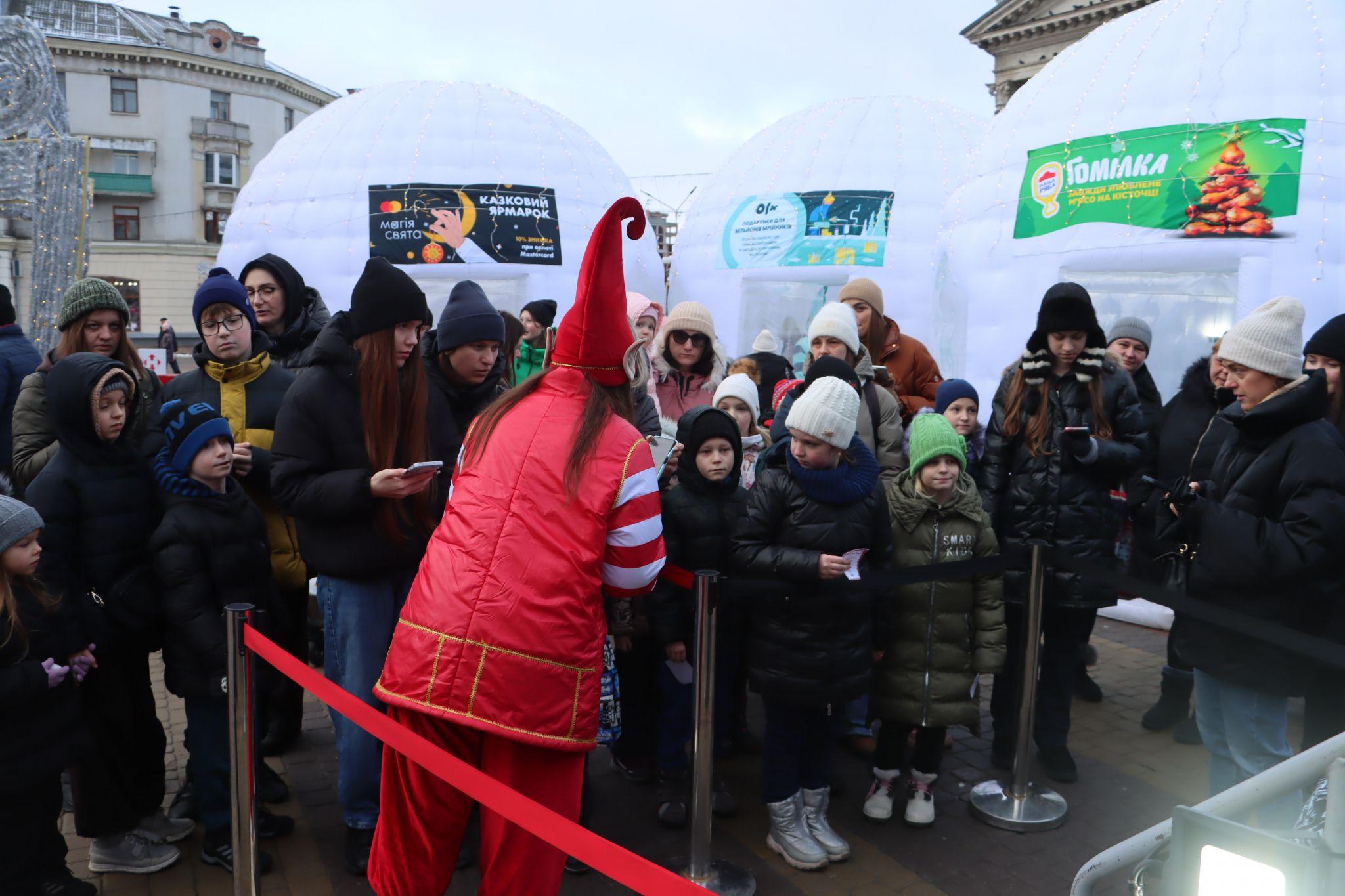 Новини Тернополя - фото з На Театральному майдані розпочало роботу поштове казкове містечко