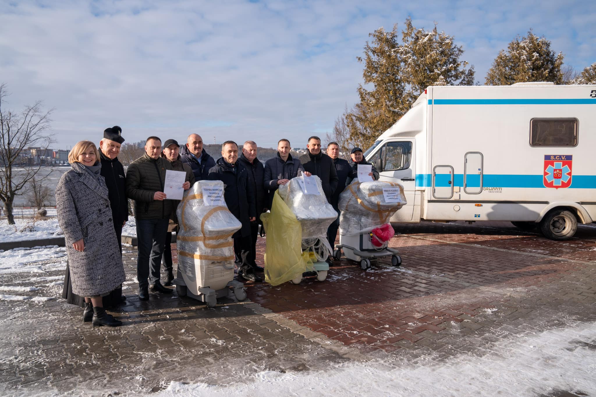 Новини Тернополя - фото з Кардинал з Ватикану доставив на Тернопільщину реанімобіль від Папи Римського На зображенні може бути: 8 людей та текст