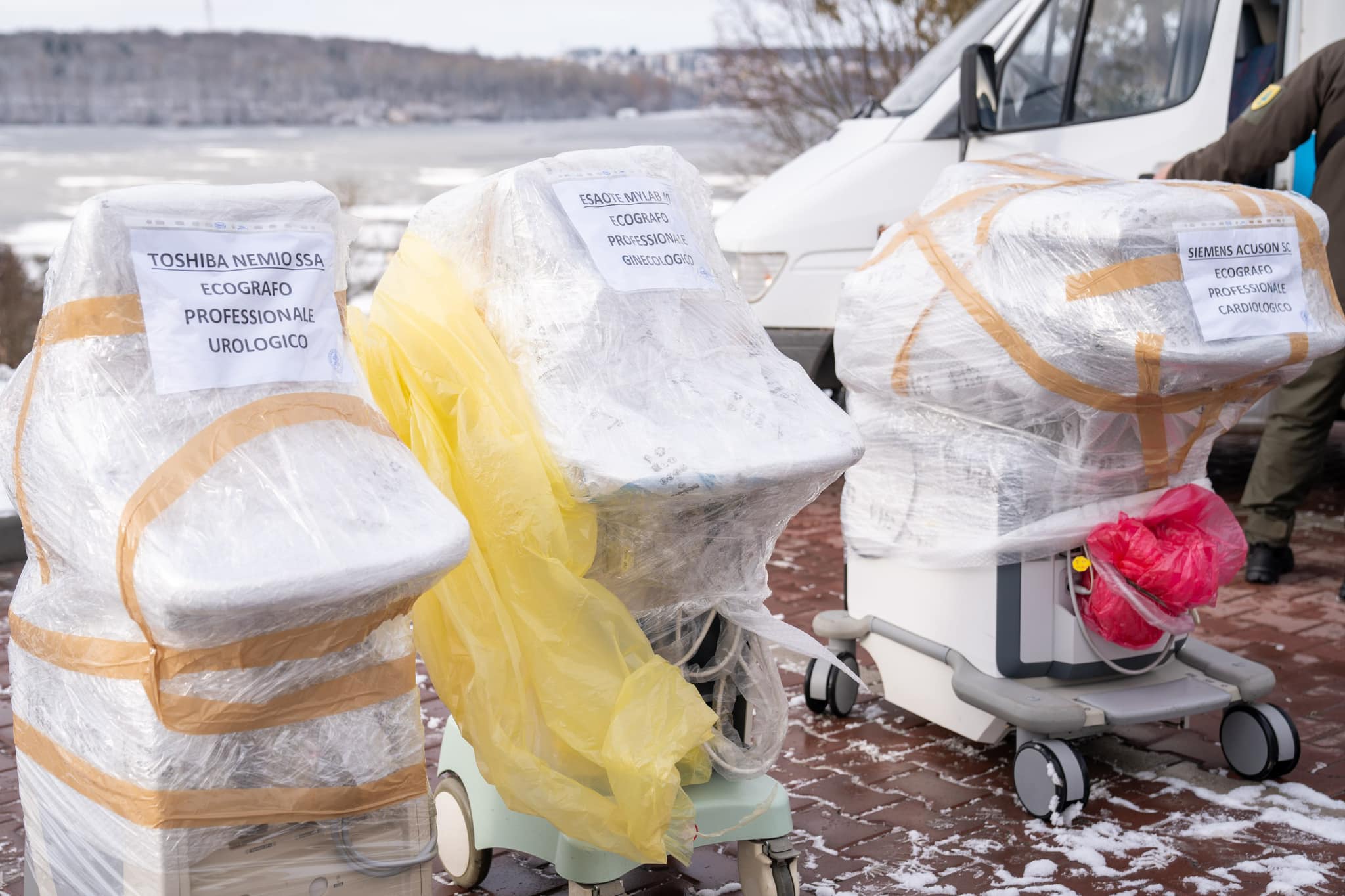 Новини Тернополя - фото з Кардинал з Ватикану доставив на Тернопільщину реанімобіль від Папи Римського На зображенні може бути: 1 особа та текст