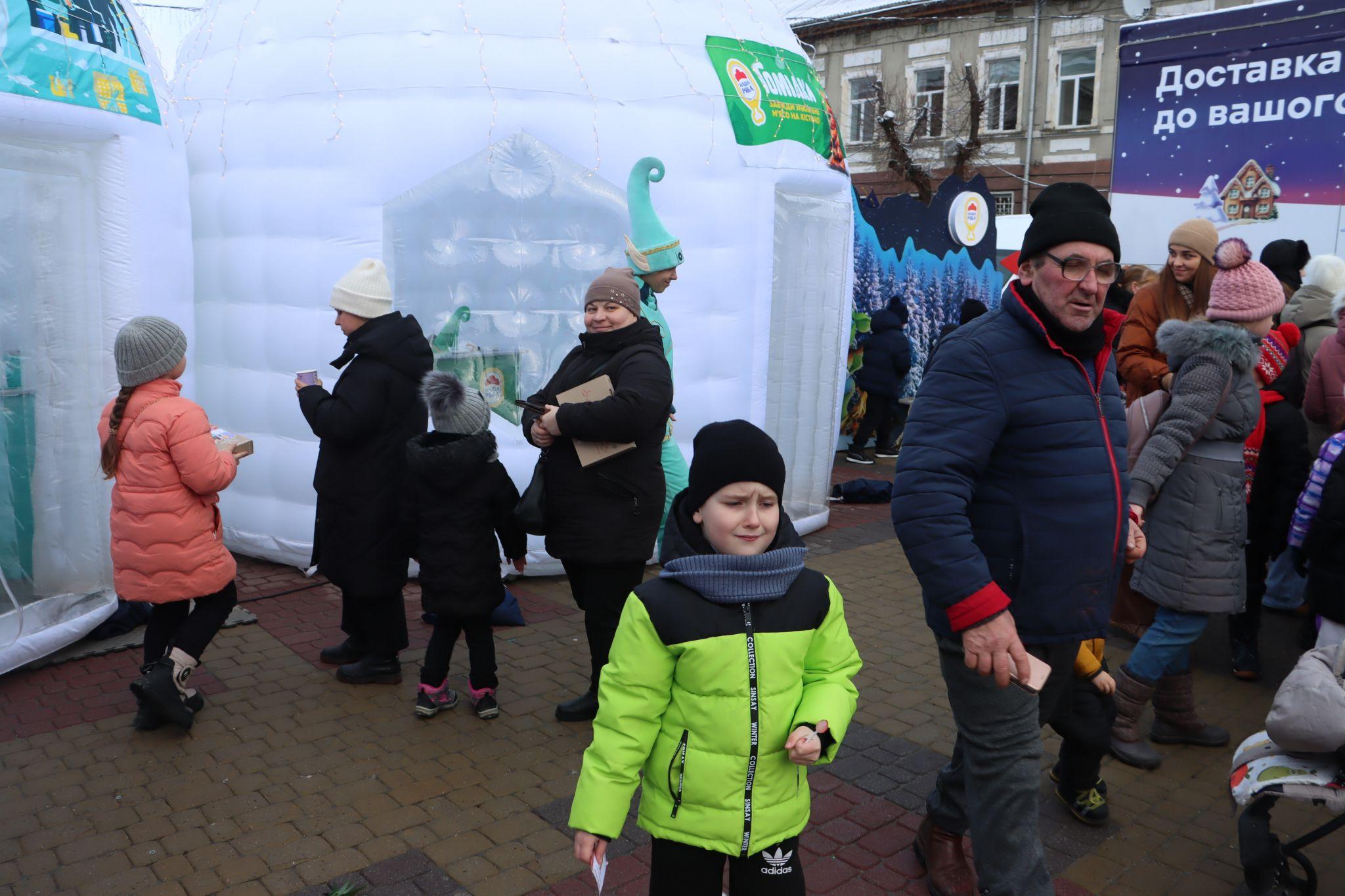 Новини Тернополя - фото з На Театральному майдані розпочало роботу поштове казкове містечко