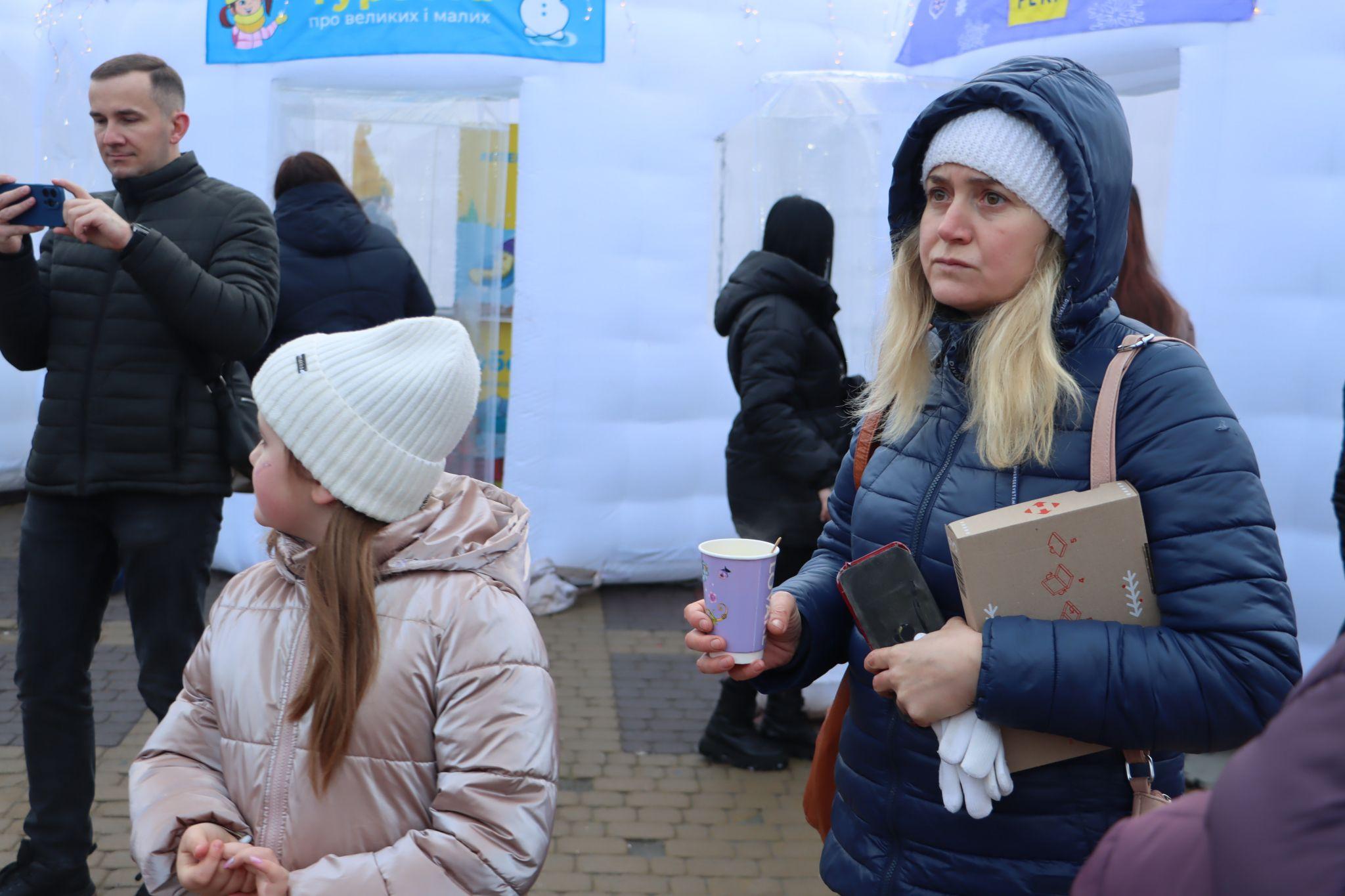 Новини Тернополя - фото з На Театральному майдані розпочало роботу поштове казкове містечко