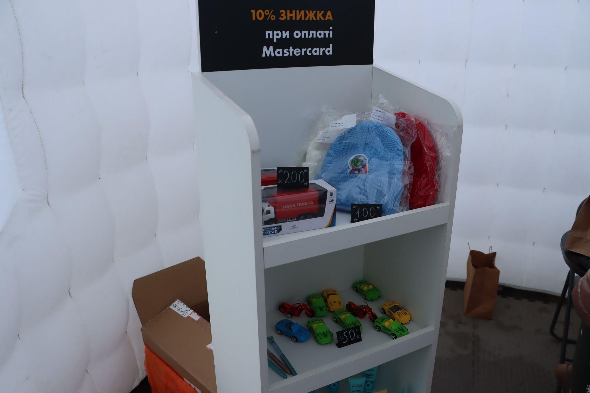 Новини Тернополя - фото з На Театральному майдані розпочало роботу поштове казкове містечко