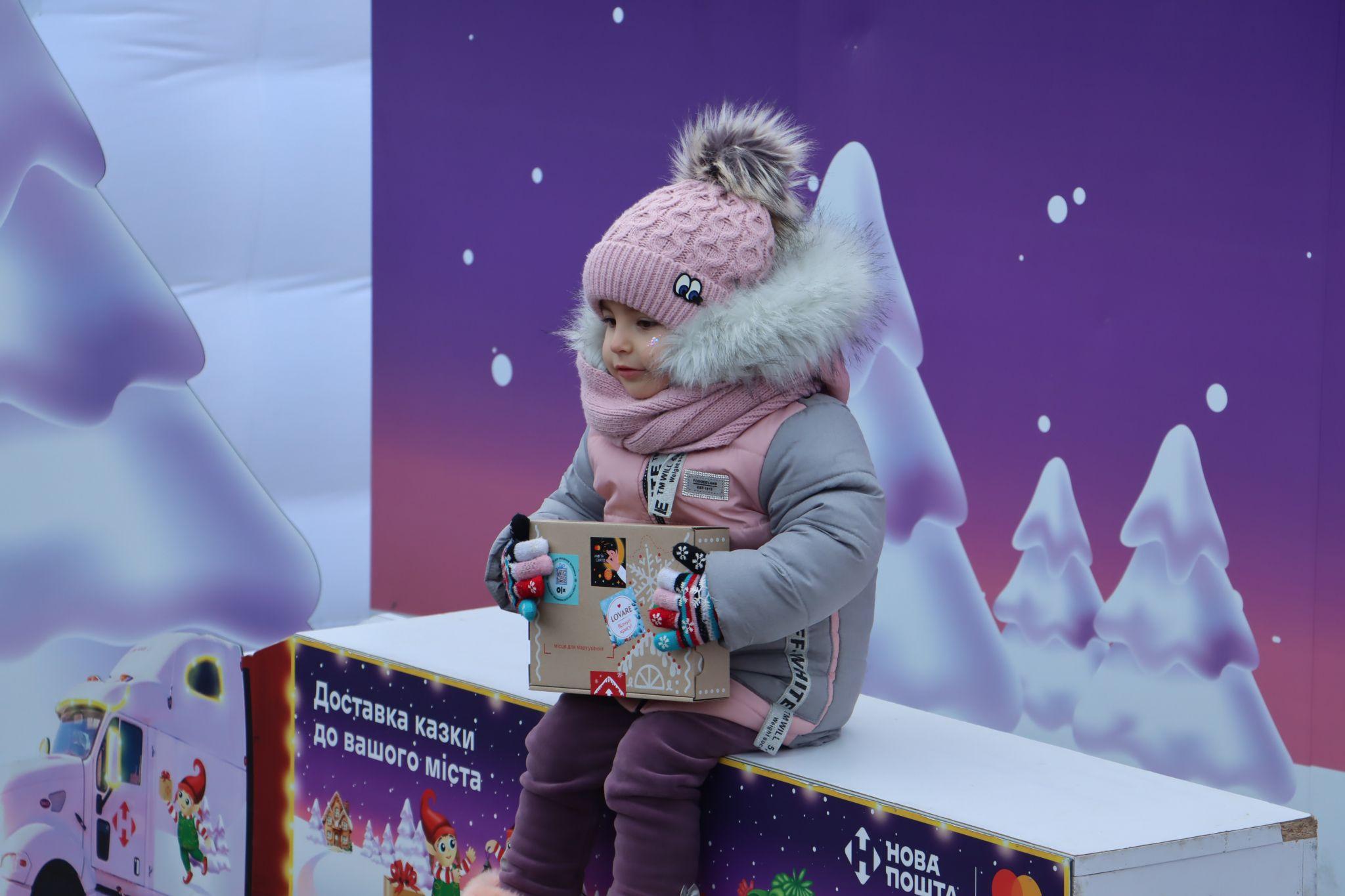 Новини Тернополя - фото з На Театральному майдані розпочало роботу поштове казкове містечко