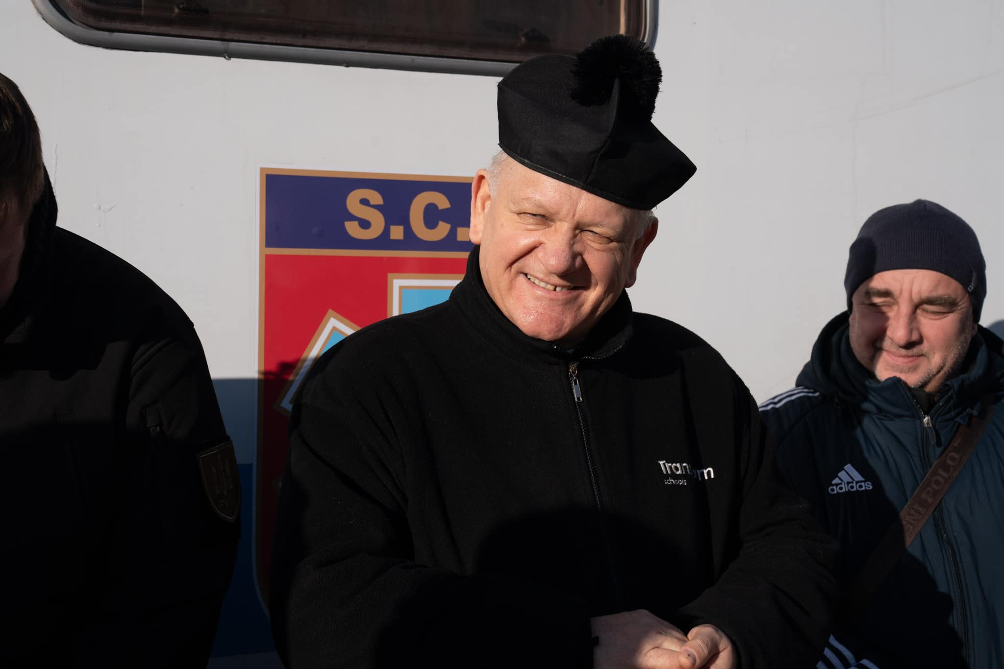 Новини Тернополя - фото з Кардинал з Ватикану доставив на Тернопільщину реанімобіль від Папи Римського На зображенні може бути: 3 людини