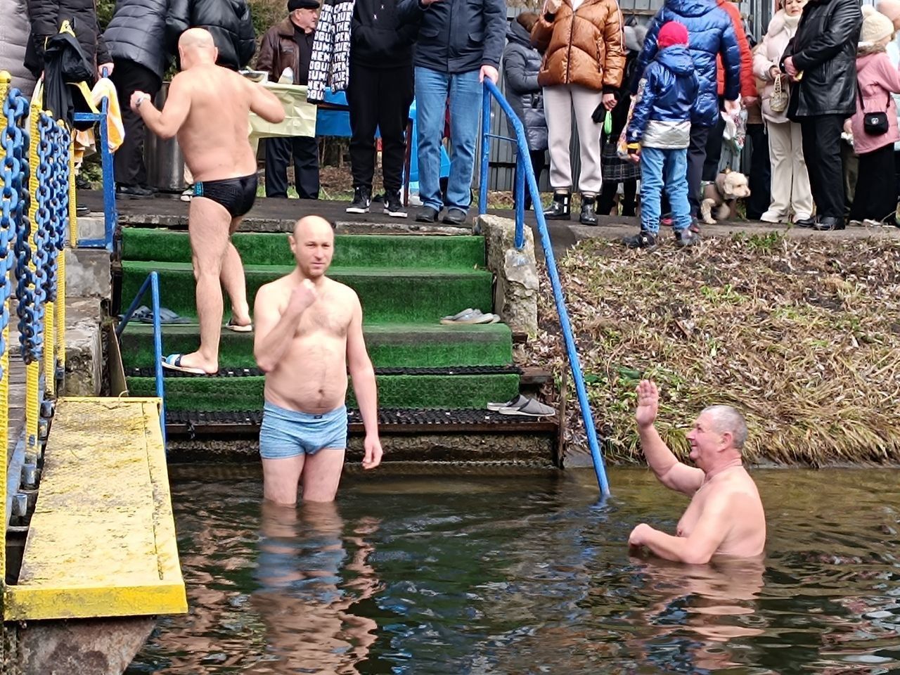 Новини Тернополя - фото з Водохреще 2025: де пірнути в ополонку в Тернополі та поради від медиків