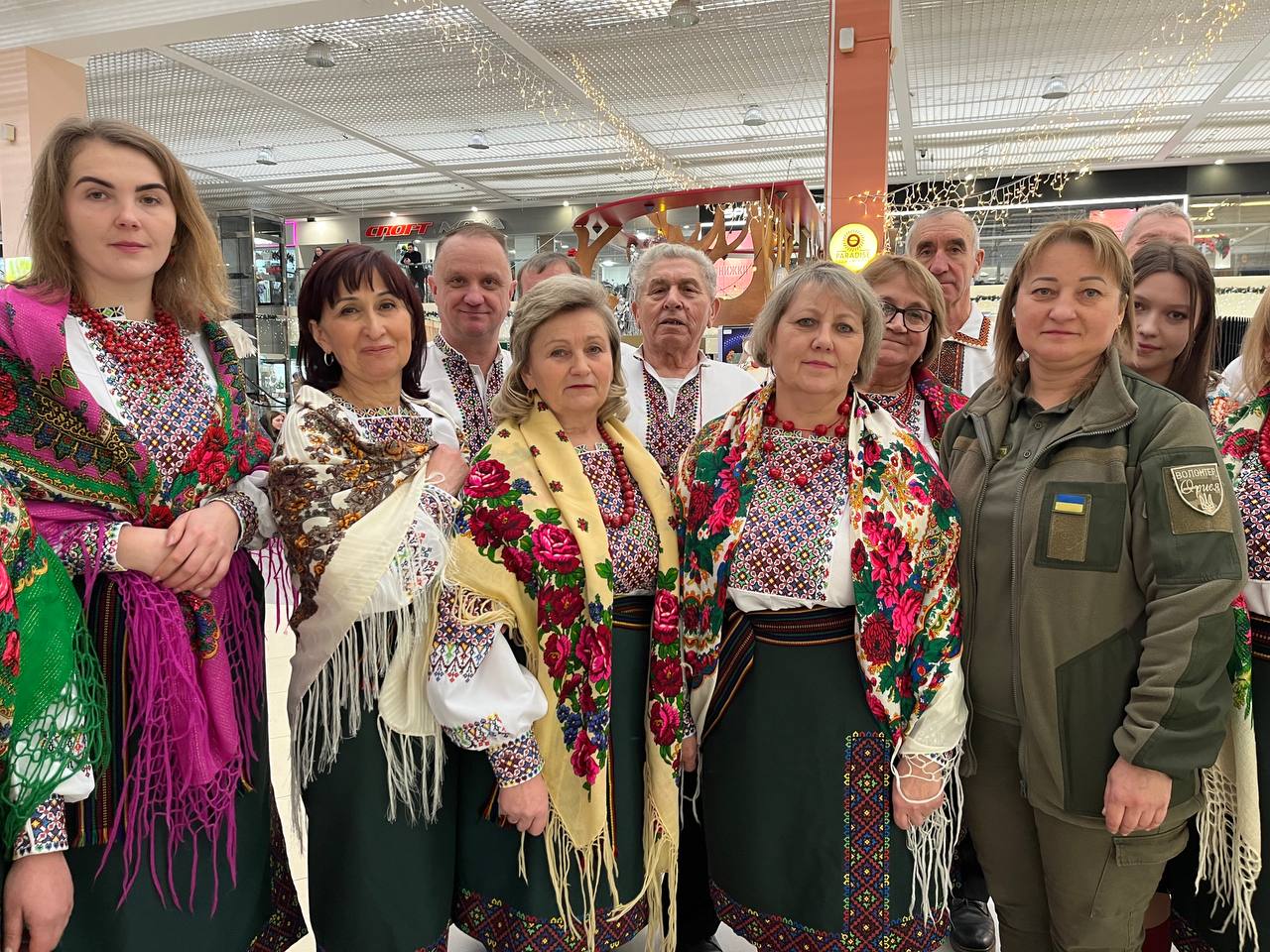 Новини Тернополя - фото з 10 000 євро на «швидку» для ЗСУ: співаки зі Збаража провели благодійний концерт у Тернополі