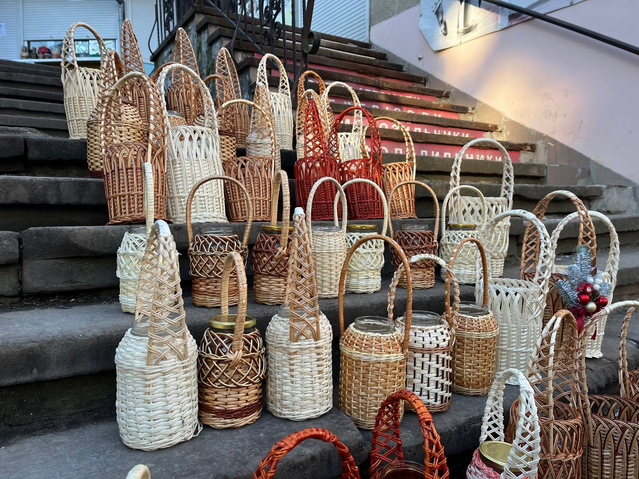 Новини Тернополя - фото з Зі стрічками, лозою та нитками: скільки коштують банки для освячення води у Тернополі