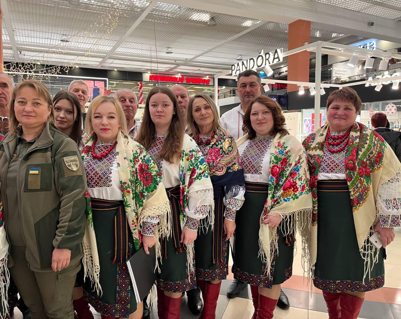 Новини Тернополя - фото з 10 000 євро на «швидку» для ЗСУ: співаки зі Збаража провели благодійний концерт у Тернополі