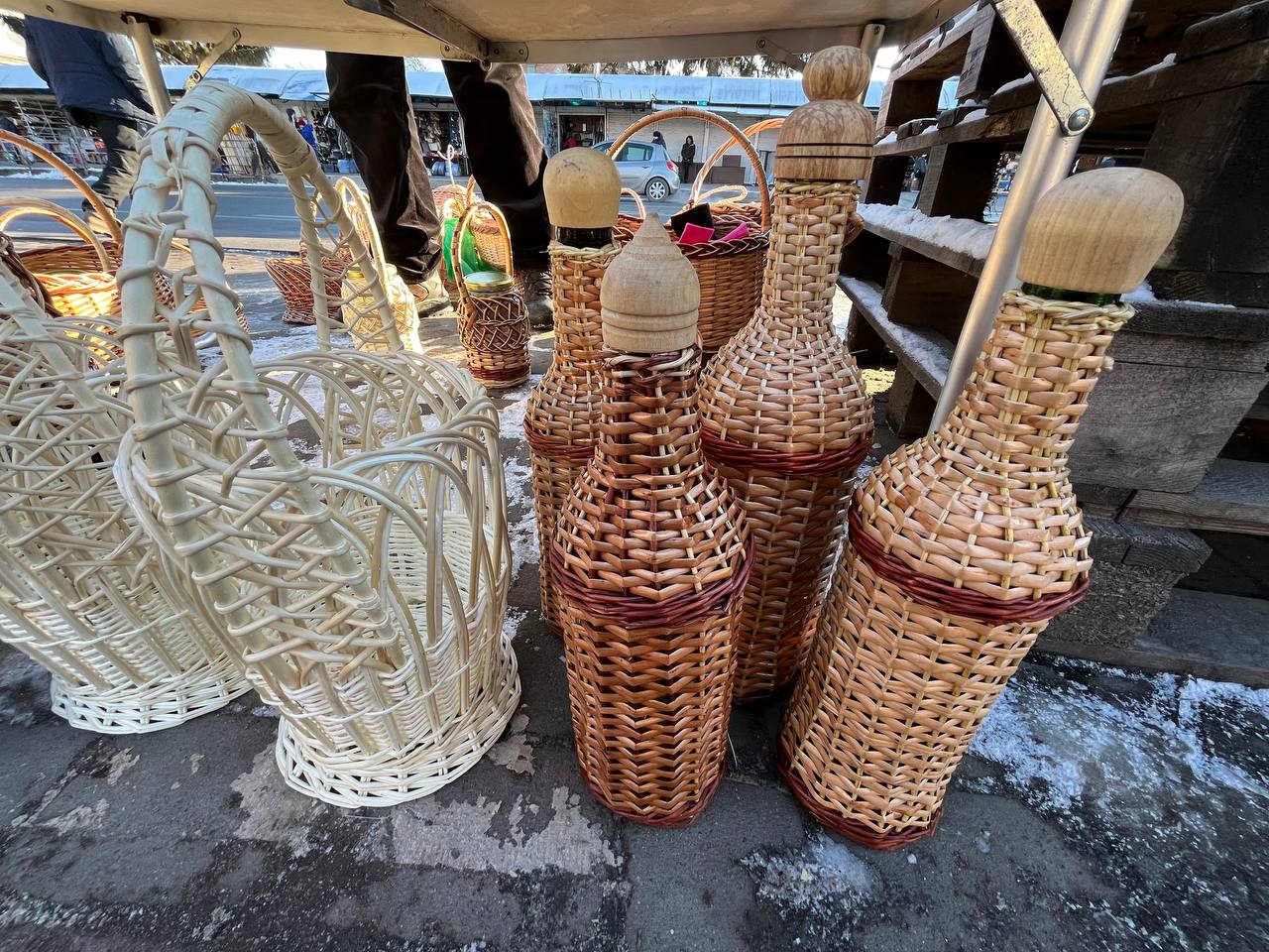 Новини Тернополя - фото з Зі стрічками, лозою та нитками: скільки коштують банки для освячення води у Тернополі