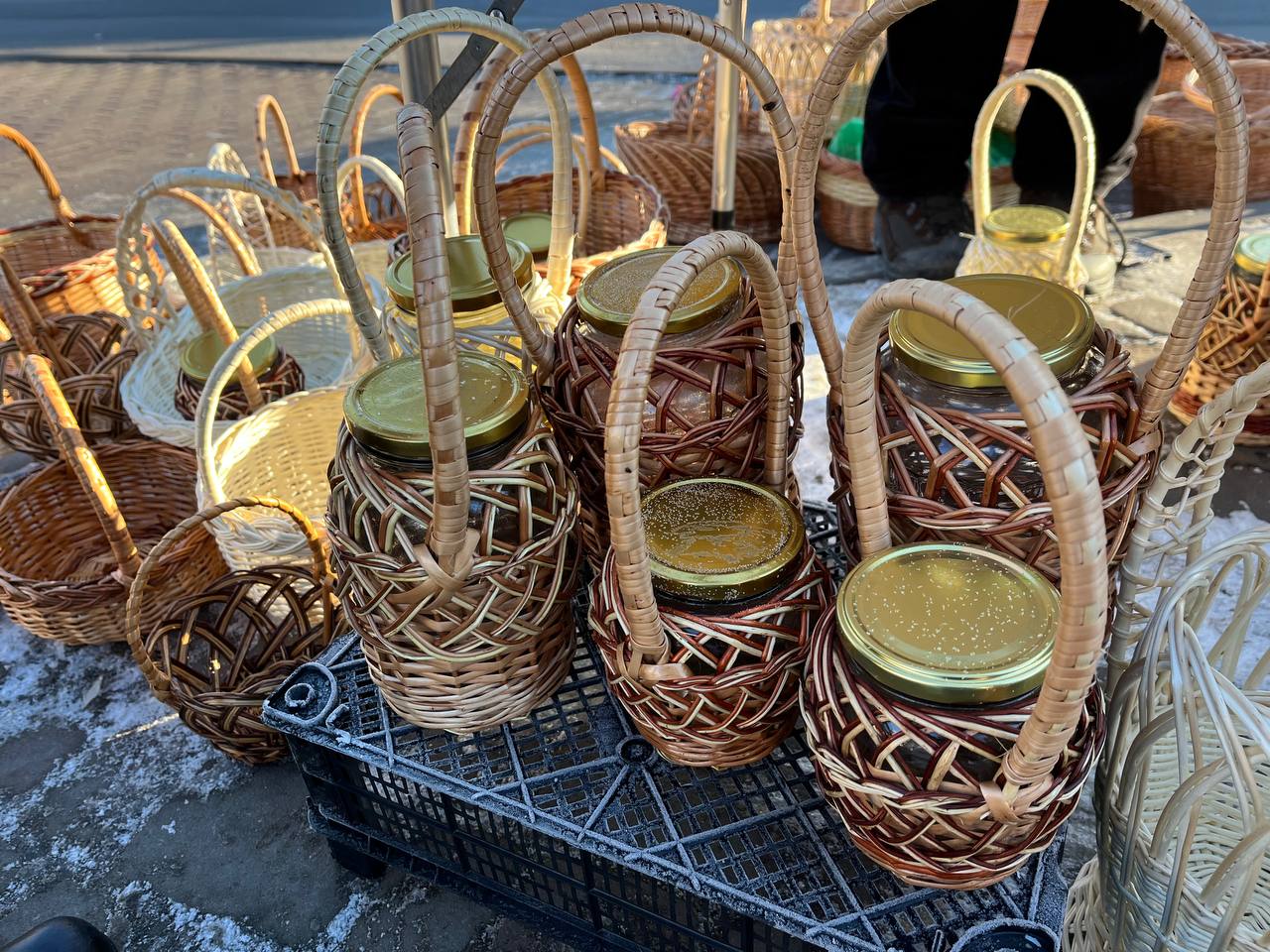 Новини Тернополя - фото з Зі стрічками, лозою та нитками: скільки коштують банки для освячення води у Тернополі