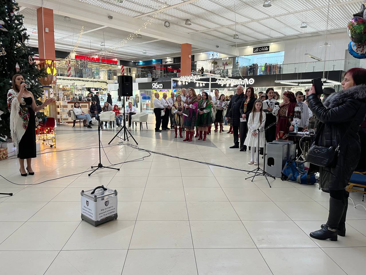 Новини Тернополя - фото з 10 000 євро на «швидку» для ЗСУ: співаки зі Збаража провели благодійний концерт у Тернополі