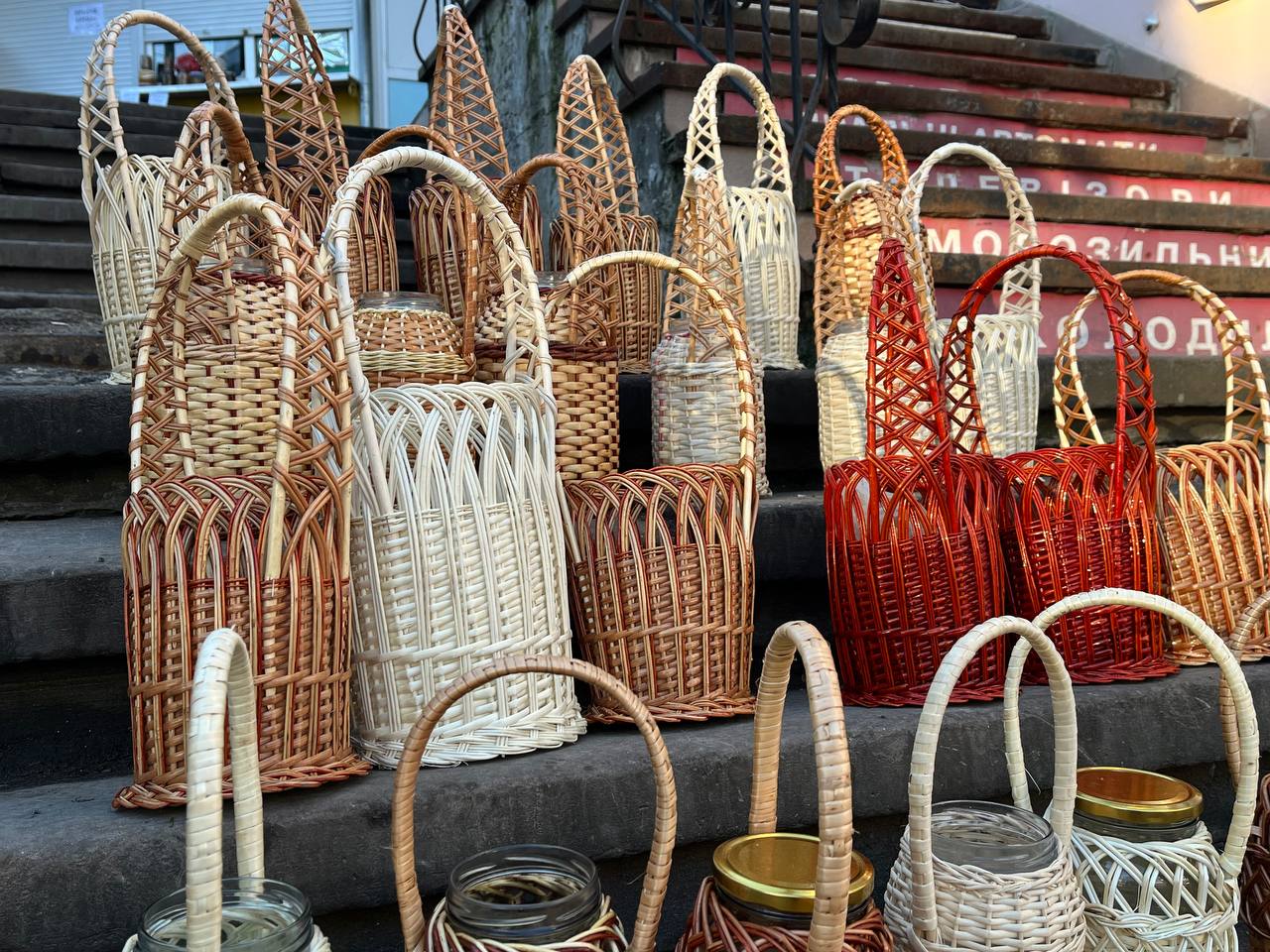 Новини Тернополя - фото з Зі стрічками, лозою та нитками: скільки коштують банки для освячення води у Тернополі