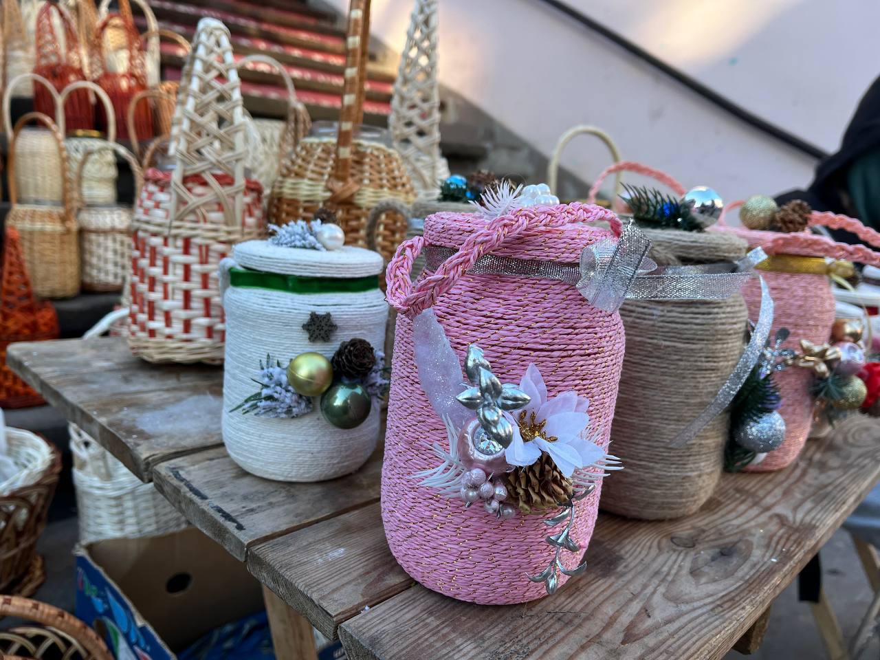 Новини Тернополя - фото з Зі стрічками, лозою та нитками: скільки коштують банки для освячення води у Тернополі