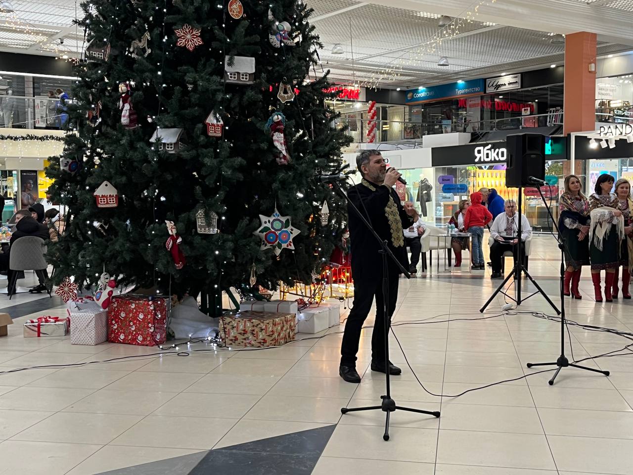 Новини Тернополя - фото з 10 000 євро на «швидку» для ЗСУ: співаки зі Збаража провели благодійний концерт у Тернополі