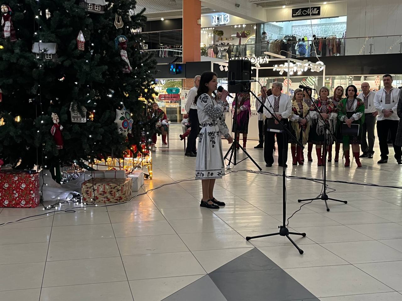 Новини Тернополя - фото з 10 000 євро на «швидку» для ЗСУ: співаки зі Збаража провели благодійний концерт у Тернополі