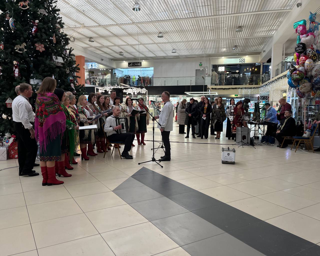 Новини Тернополя - фото з 10 000 євро на «швидку» для ЗСУ: співаки зі Збаража провели благодійний концерт у Тернополі