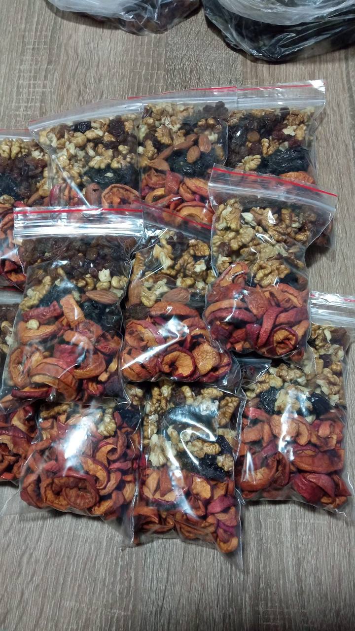 Новини Тернополя - фото з Від окопних свічок до консервації: родина на Теребовлянщині об'єднує людей для допомоги ЗСУ