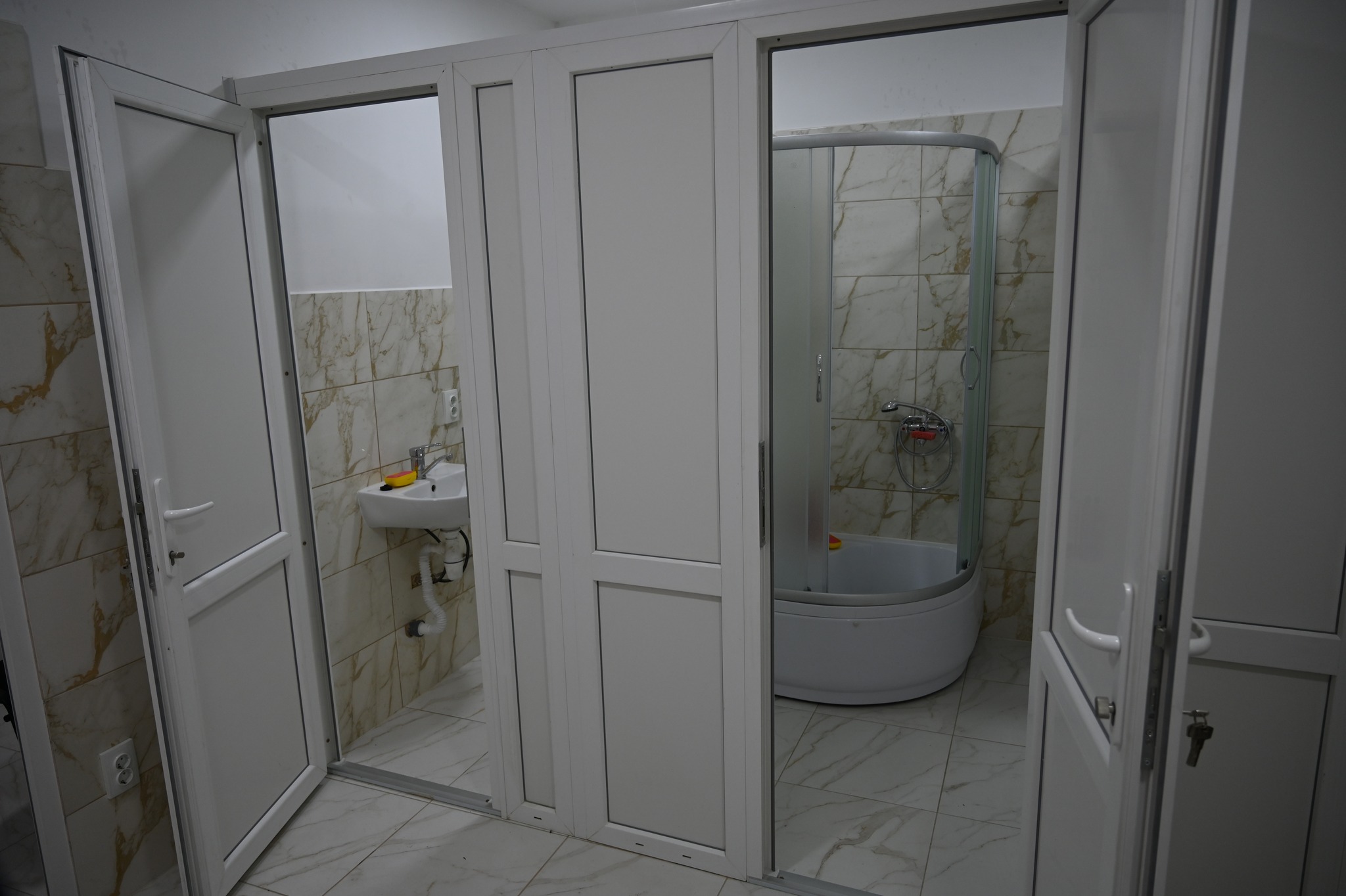 На зображенні може бути: раковина та всередині приміщення