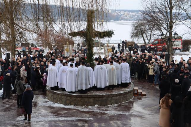 Новини Тернополя - фото з Освячували воду та водили Маланку: у парку Шевченка провели молебінь