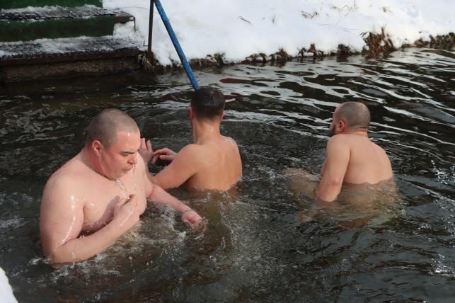 Новини Тернополя - фото з Тернополяни занурюються у крижану воду на Водохреща: шукайте себе та знайомих на фото!