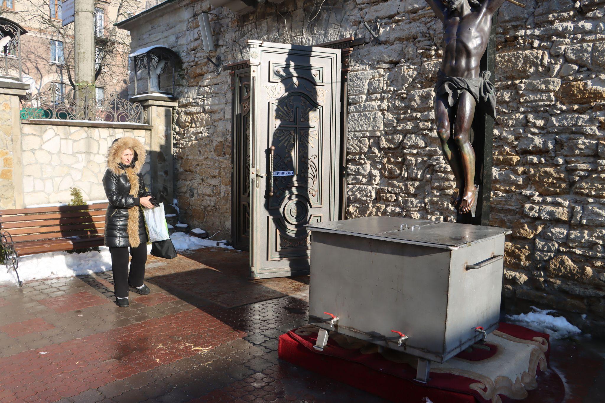 Новини Тернополя - фото з Десятки людей в чергах біля храмів: як тернополяни на Водохреща набирали освячену воду