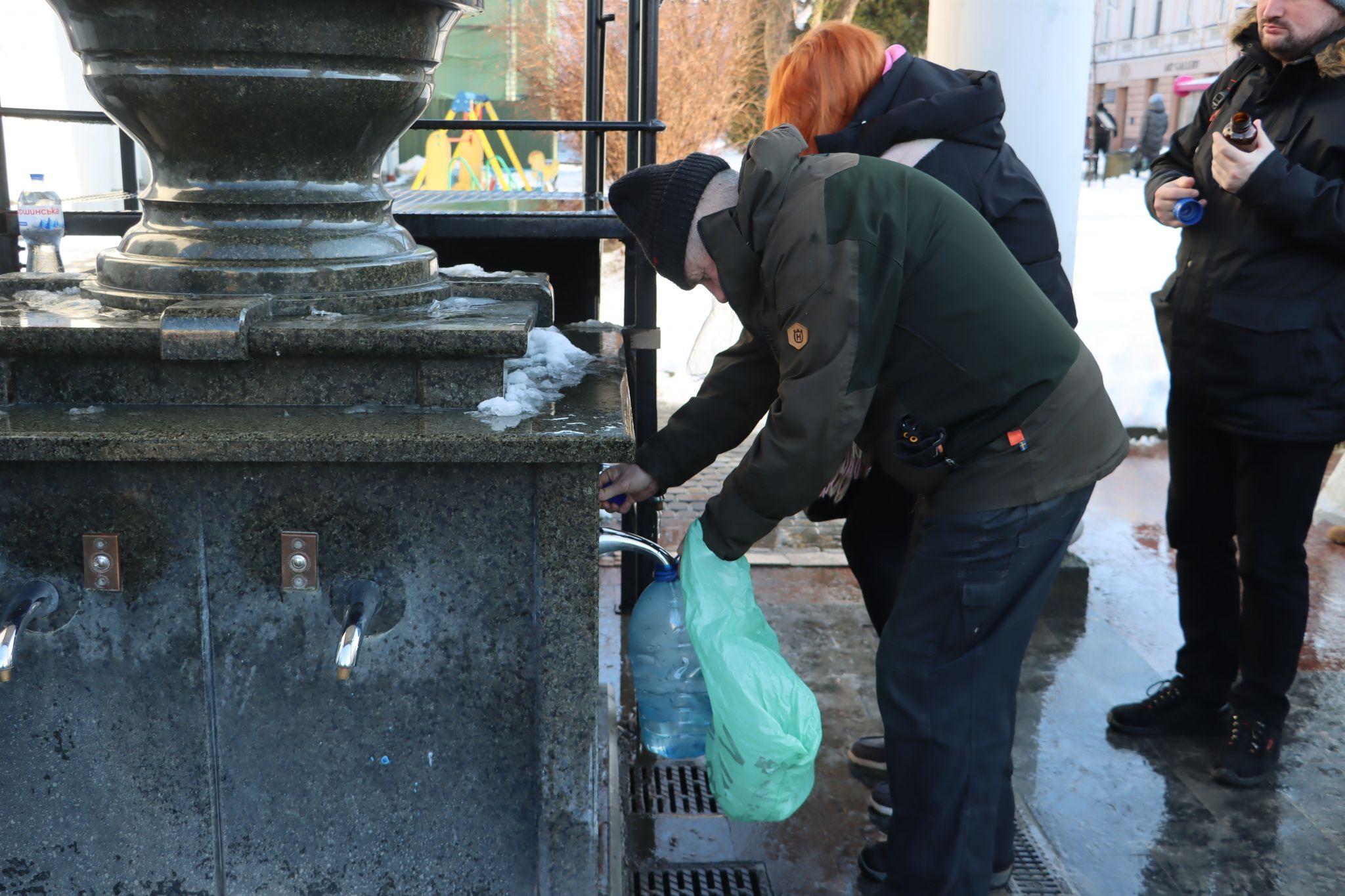 Новини Тернополя - фото з Десятки людей в чергах біля храмів: як тернополяни на Водохреща набирали освячену воду