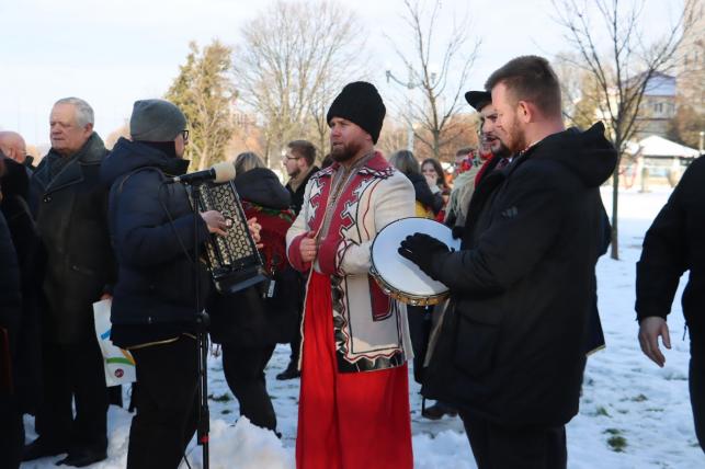 Новини Тернополя - фото з Освячували воду та водили Маланку: у парку Шевченка провели молебінь