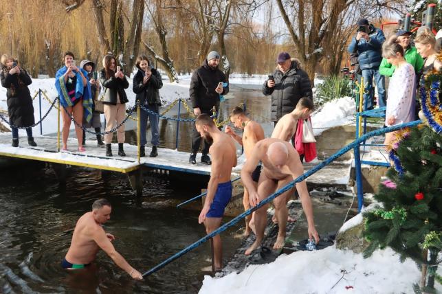 Новини Тернополя - фото з Тернополяни занурюються у крижану воду на Водохреща: шукайте себе та знайомих на фото!